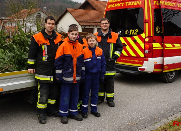 Tanner Jugendfeuerwehr sammelt Christbäume ein